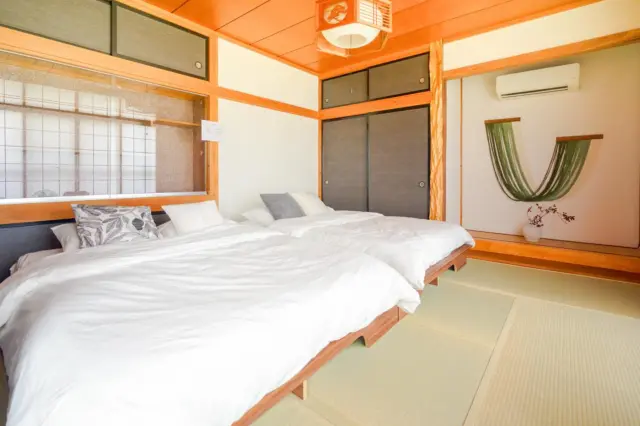 ベッドルームは3部屋あります。
ダブルベッド4台、シングルベッド1台
グループにも最適です。
鳴子温泉 宿泊施設 「楓」
#温泉 #宿 #鳴子温泉 #一棟貸切 #ワークスペース #珪藻土 #自然素材 #スキー #スキー場 #スノボー #潟沼 #おにこうべスキー場 #かんけつせん #あら伊達の道の駅 #東鳴子温泉 #川渡温泉 #中山平温泉 #鬼首温泉 #リトリート #グループ #家族 #研修