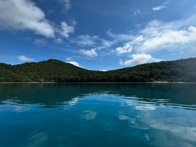 夏終わりの潟沼 楓から車で10分
強酸性沼で魚は生きられない環境。季節によって様々な色になります。
ボート、ジンギスカンを楽しめます(営業の有無要確認)
鳴子温泉 宿泊施設 「楓」
https://kaitoinn.com/kaede/
#温泉 #宿 #鳴子温泉 #一棟貸切 #ワークスペース #珪藻土 #自然素材 #スキー #スキー場 #スノボー #潟沼 #おにこうべスキー場 #かんけつせん #あら伊達の道の駅 #東鳴子温泉 #川渡温泉 #中山平温泉 #鬼首温泉 #リトリート #グループ #家族 #研修 #楓 #ジンギスカン#じびえ #潟沼