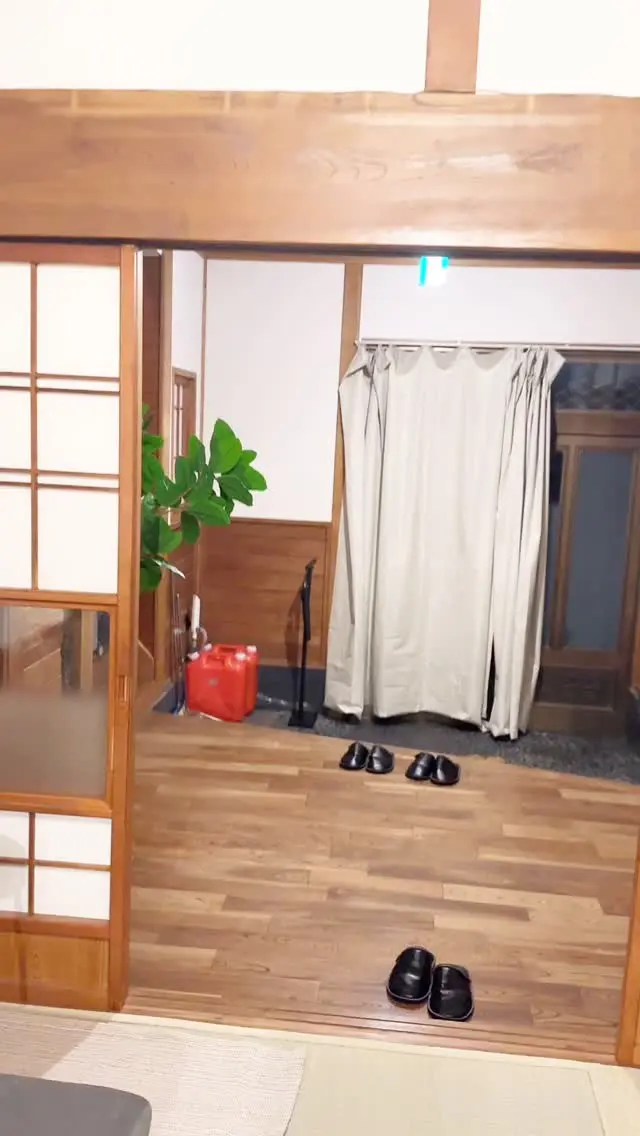 楓の キッチン & リビング編 のルームツアーです🍳🛋
家族や仲間とゆったり過ごせる、あたたかい空間に仕上げました。

キッチンにはIHコンロ・調理器具・お鍋など、
旅先でも簡単な料理ができる設備をご用意しています。

リビングは木のぬくもりを感じる落ち着いた空間。
みんなでのんびり語り合う時間をお楽しみください🍁

#鳴子温泉 #一棟貸し #楓KAEDE #ルームツアー #キッチン #リビング #家族旅行 #グループ旅行 #東北旅行