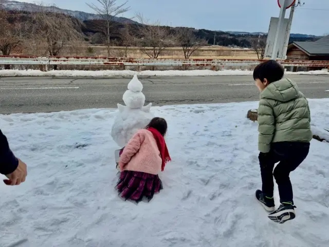 Winter has arrived at KAEDE ❄️
When snow accumulates, you can even build
a little snowman right on the property⛄✨

温泉と雪遊びを一緒に楽しめる、
鳴子の冬ならではの体験です。

#JapanTravel #NarukoOnsen #WinterInJapan #Snowman #KAEDE